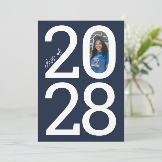 Navy Blue Modern Class Year & Foto Abschluss Ankündigung (Stehend Vorderseite)