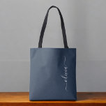 Navy Blue Modern Minimalistisch Elegante Monogram Tasche<br><div class="desc">Die Minimalistische Monogram Collection: Einfache und raffinierte Verarbeitung mit minimalistischen Designs, um Ihren Stil mühelos zu steigern. Diese Kollektion wurde mit einem scharfen Blick für moderne Ästhetik gestaltet und weist elegante Schwarz-Weiß-Designs auf, die durch personalisierte Monogramme noch verstärkt werden. Von der schicken Schreibwaren bis hin zu vielseitigem Zubehör bietet unsere...</div>
