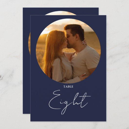 Navy Blue Modern Minimalistisch Script Tischnummer (Vorne/Hinten)