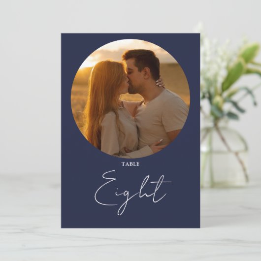 Navy Blue Modern Minimalistisch Script Tischnummer (Stehend Vorderseite)