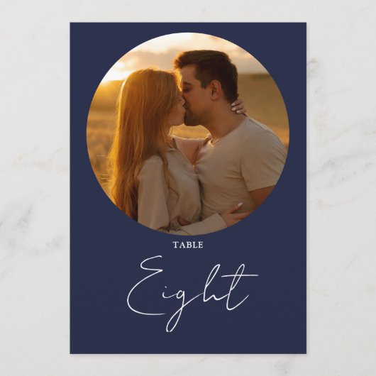 Navy Blue Modern Minimalistisch Script Tischnummer (Vorderseite)