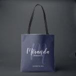 Navy Blue Modern Script Personalisiert Bridesmaier Tasche<br><div class="desc">Fügen Sie Ihrer Hochzeit eine persönliche Touch mit personalisierten Brautmeistern Geschenktüte hinzu. Diese Tote-Tasche ist mit dem personalisierten Namen der Brautjungfrau in der modernen Schrift-Schriftart-Stil und Monogramm in hellblau modernen Drehbuch-Schriftart-Stil als Hintergrund mit Titel und Hochzeit Datum in weiß modernen Sans Serif Schriftart Stil auf marineblau Hintergrund. Auch perfekt für...</div>