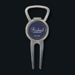 Navy Blue Modern Script Personalisiert Trauzeuge Pitchgabel<br><div class="desc">Personalisierte Trauzeuge Geschenke mit dem Namen des personalisierten Trauzeugen im modernen,  weißen Script-Schriftart Stil mit Titel und Hochzeitsdatum in modernen Sans Serif Schriftart Stil auf marineblau Hintergrund. Auch perfekt für Trauzeuge,  Brautvater,  Brautjungfrau,  Trauzeugin,  Brautmutter und mehr.</div>