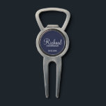Navy Blue Modern Script Personalisiert Trauzeuge Pitchgabel<br><div class="desc">Personalisierte Trauzeuge Geschenke mit dem Namen des personalisierten Trauzeugen im modernen,  weißen Script-Schriftart Stil mit Titel und Hochzeitsdatum in modernen Sans Serif Schriftart Stil auf marineblau Hintergrund. Auch perfekt für Trauzeuge,  Brautvater,  Brautjungfrau,  Trauzeugin,  Brautmutter und mehr.</div>
