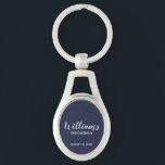 Navy Blue Modern Script Personalisiert Trauzeuge Schlüsselanhänger<br><div class="desc">Personalisierte Trauzeuge Geschenke mit dem Namen des personalisierten Trauzeugen im modernen,  weißen Script-Schriftart Stil mit Titel und Hochzeitsdatum in modernen Sans Serif Schriftart Stil auf marineblau Hintergrund. Auch perfekt für Trauzeuge,  Brautvater,  Brautjungfrau,  Trauzeugin,  Brautmutter und mehr.</div>