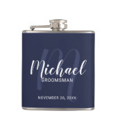 Navy Blue Modern Script Personalisierte Trauzeuge Flachmann (Vorderseite)