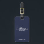 Navy Blue Modern Script Personalisierte Trauzeuge Gepäckanhänger<br><div class="desc">Moderne Script Personalisierte Trauzeugen Gepäckanhänger mit dem Namen des personalisierten Trauzeugen im modernen,  weißen Script-Schriftart-Stil mit Titel und Hochzeitsdatum in modernen Sans Serif Schriftart Stil auf marinebasischem Hintergrund. Auch perfekt für Trauzeugin,  Blütenmädchen,  Brautmutter,  Trauzeugen,  Trauzeuge und mehr.</div>