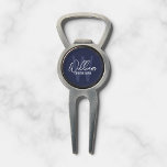 Navy Blue Modern Script Personalisierte Trauzeuge Pitchgabel<br><div class="desc">Moderne Minimalistische Personalisierte Monogram- und Namensgeschenke Dieses Design zeichnet sich durch einen personalisierten Namen im modernen,  weißen handschriftlichen Skript-Stil und Monogramm in hellblau modernen Sans Serif-Schriftart-Stil als Hintergrund aus,  mit dem Titel in weiß modernen Sans Serif Schriftart Stil,  auf marinebasischem Hintergrund. Auch perfekt für Trauzeuge,  Trauzeugin,  Brautmädchen und mehr.</div>