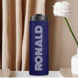 Navy Blue Modern Typografy Personalisiert Name Thermosbecher<br><div class="desc">Behalt warme und kalte Getränke mit diesem trendigen,  isolierten Thermalwäscher,  der eine marineblaue Farbe hat,  mit dem Namen,  der in weißer,  moderner Typografie gedruckt wurde. Bearbeiten Sie Ihren Thermalwäscher und ersetzen Sie den Namen mit dem gewünschten Namen. Ideal für ein Geburtstagsgeschenk,  Hochzeitsgeschenk,  Trauzeuge,  etc.</div>