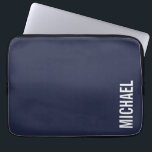 Navy Blue Moderner Minimalistischer Personalisiert Laptopschutzhülle<br><div class="desc">Modernes Minimalistisches Design mit personalisiertem Namen in weißem,  modernem,  fett- Sans Serif Schriftart Stil auf marineblau Hintergrund. Perfekt als Urlaubsgeschenke für ihn,  väterliche Tagesgeschenke und Geschenke für jeden besondere Anlass.</div>
