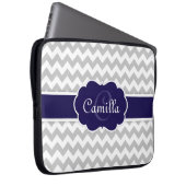 Navy Blue Monogram Grey Zickzack Pattern Laptopschutzhülle (Vorne Rechts)