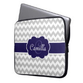 Navy Blue Monogram Grey Zickzack Pattern Laptopschutzhülle (Vorderseite Links)