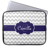 Navy Blue Monogram Grey Zickzack Pattern Laptopschutzhülle (Vorderseite)