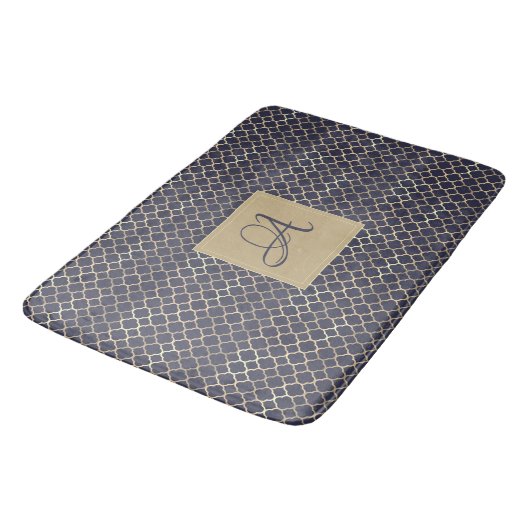 Navy Blue Monogram Quatrefolie Newlyweds Wedding Badematte (Schrägansicht)
