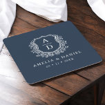 Navy Blue Monogram Wedding Floral Wappen Elegant Rechteckiger Pappuntersetzer<br><div class="desc">Erhöhen Sie Ihre Hochzeitsdekoration mit unserem Navy Blue Monogram Wedding Floral Wappen Elegant Square Paper Untersetzer. Dieser Untersetzer mit seinem marineblau-blauen Hintergrund, einem klassischen blumengeschmückten Wappen und einem personalisierten Monogramm bietet eine zeitlose Mischung aus Eleganz und Charme. Ideal für Cocktail-Stunden, Empfang oder Brautpartys, fügt es ein gepflegtes und aussagekräftiges Detail...</div>