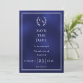 Navy blue monogram wreath wedding save the date (Stehend Vorderseite)