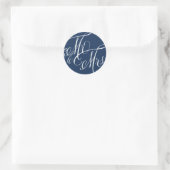 Navy Blue Mr. & Mrs. Elegant Script Wedding Runder Aufkleber (Tasche)