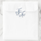 Navy Blue Mr. & Mrs. Elegant Script Wedding Runder Aufkleber (Tasche)