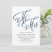 Navy Blue Mrs. und Mrs. Rustic Script Wedding Einladung (Stehend Vorderseite)