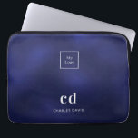 Navy-Blue-Name-Imitation des Firmenlogos Laptopschutzhülle<br><div class="desc">Ein marineblau blauer Hintergrund,  die blaue Farbe ist ungleichmäßig. Personalisieren Sie Ihr Firmenlogo,  Monogramm-Initialen und Ihren vollständigen Namen und fügen Sie es hinzu. Modern,  trendig und einfach. Für ihn und sie.</div>