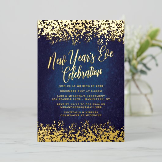 Navy Blue New Year's Eve Party Gold Confetti Folieneinladung (Stehend vorne)