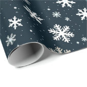 Navy Blue Night Sky White Snowflakes Geschenkpapier (Rolleneckpunkt)
