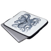 Navy Blue Octopus Illustration von Ernst Haeckel Laptopschutzhülle (Vorne Knopf)