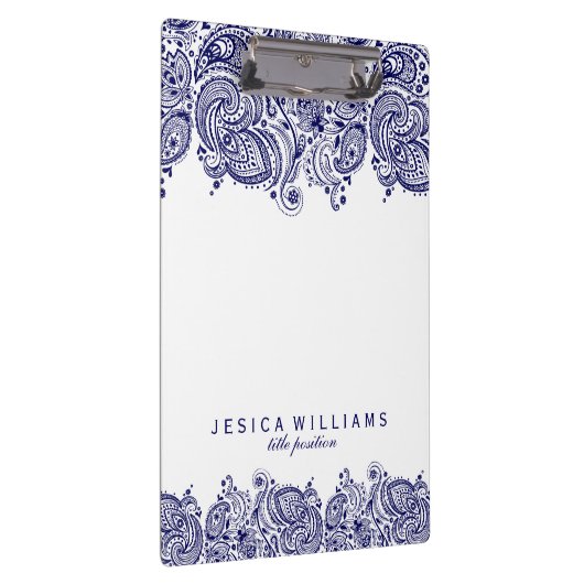 Navy Blue Paisley Lace White Background Klemmbrett (Rechts)
