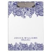 Navy Blue Paisley Lace White Background Klemmbrett (Vorderseite)