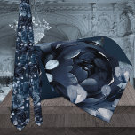 Navy Blue Peony Silver Eucalyptus Garden Wedding Krawatte<br><div class="desc">Ein eleganter und eleganter marineblauer Hochzeitshals mit einem wunderschön Aquarell aus marineblauen Pfannenbäumen und silbernen Eukalyptuspflanzen.</div>