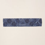 Navy Blue Peony Wedding Chiffon Scarf Schal<br><div class="desc">Ein marineblau-chiffonblauer Hochzeitsschal mit marineblau-blauem Hintergrund mit tiefen Marineschützen und staubigen blauen Eukalyptus-Pflanzen. Ihre Namen und das numerische Datum werden in einem gerahmten Rechteck unten zentriert. Macht die perfekte Brautjungfrau und das Brautparty Geschenk.</div>
