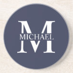 Navy Blue Personalisiert Monogram und Name Getränkeuntersetzer<br><div class="desc">Personalisierte Monogramm- und Namensgeschenke mit personalisiertem,  weißem Monogramm im klassischen Serif-Schriftart-Stil mit einem Namenskasten in der Mitte des Monogramms auf marinebasischem Hintergrund. Perfekt als Wohngestaltungen,  Hauswärme Geschenke,  Feriengeschenke für Familien,  Neuvermählte und mehr.</div>