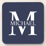 Navy Blue Personalisiert Monogram und Name Getränkeuntersetzer<br><div class="desc">Personalisierte Monogramm- und Namensgeschenke mit personalisiertem,  weißem Monogramm im klassischen Serif-Schriftart-Stil mit einem Namenskasten in der Mitte des Monogramms auf marinebasischem Hintergrund. Perfekt als Wohngestaltungen,  Hauswärme Geschenke,  Feriengeschenke für Familien,  Neuvermählte und mehr.</div>