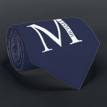 Navy Blue Personalisiert Monogram und Name Krawatt Krawatte<br><div class="desc">Personalisiert Monogram und Name Gift bieten personalisierte Monogramm und Namen im klassischen Serif-Schriftart-Stil. Perfekt als väterliche Tagesgeschenke für Papa,  Geschenke für Trauzeuge und für alle besondere Anlass.</div>