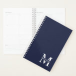 Navy Blue Personalisiert Monogram und Name Planer<br><div class="desc">Planen Sie Ihre Tage stilvoll mit diesem Personalisierten Monogram und Name Planner mit personalisiertem Monogramm im klassischen Serif-Schriftart-Stil,  inmitten von Monogramm auf marinebasischem Blau.</div>
