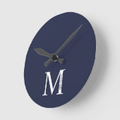 Navy Blue Personalisiert Monogram und Name Runde Wanduhr (Winkel)