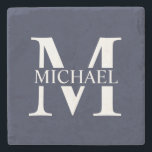 Navy Blue Personalisiert Monogram und Name Steinuntersetzer<br><div class="desc">Personalisierte Monogramm- und Namensgeschenke mit personalisiertem,  weißem Monogramm im klassischen Serif-Schriftart-Stil mit einem Namenskasten in der Mitte des Monogramms auf marinebasischem Hintergrund. Perfekt als Wohngestaltungen,  Hauswärme Geschenke,  Feriengeschenke für Familien,  Neuvermählte und mehr.</div>