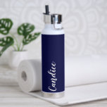 Navy Blue Personalisiert Wedding Bridesmaid Trinkflasche<br><div class="desc">Gönnen Sie Ihrer Hochzeitsjury oder Ihrer Trauzeugin diese trendige,  isolierte Wasserflasche,  die ihren Namen in weißem,  stilisiertem Schrift auf einem marinebasierten,  blauen Hintergrund hat,  der zu Ihrem Hochzeitsfarbenschema passt. Stellen Sie die Flasche nach Belieben durch Bearbeiten und Ersetzen des Namens durch Ihren eigenen Namen ein. Wählen Sie Ihre Wasserflasche.</div>