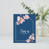 Navy Blue Pink Magnolia Floral Wedding Reply By RSVP Karte (Stehend Vorderseite)