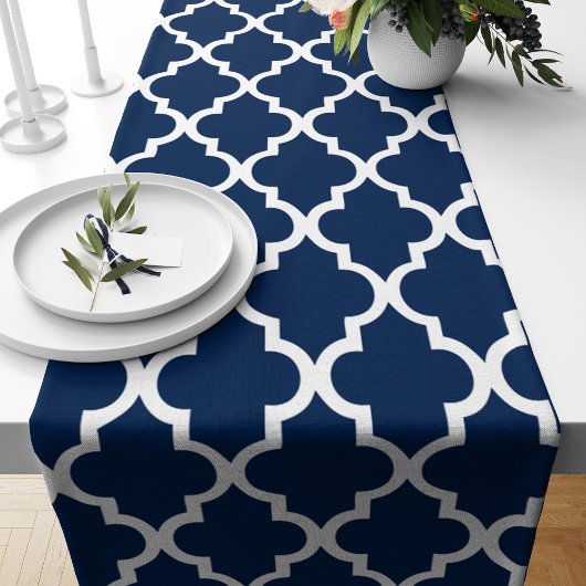 Navy Blue Quatrefoil Tiles Pattern Kurzer Tischläufer