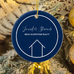 Navy Blue Real Anwesen Weihnachten Keramik Ornament<br><div class="desc">Dieses moderne Weihnachtsschmuck wird mit Ihrem wirklichen Firmennamen unter dem Namen des Agenten in schicker Typografie gefertigt. Dieses minimalistisch-grüne und weiße Geschenk zeichnet sich durch eine einfache Linie aus,  die von einem Haus zeichne. Zeitgenössischer Feiertag für einen Agent,  der Ihnen beim Kauf einer Zuhause behilflich ist.</div>