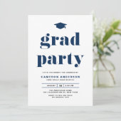 Navy Blue Retro Bold Typografy Graduation Party Einladung (Stehend Vorderseite)