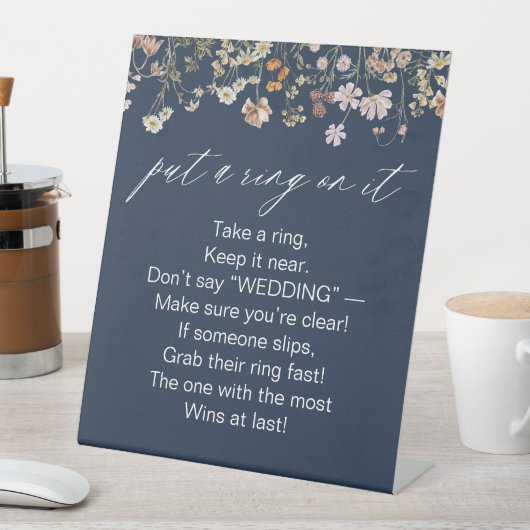 Navy Blue Ring auf dem Brautparty Game Sockelschild (In Situ)