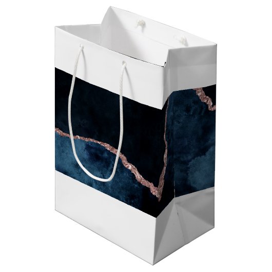 Navy Blue Rose Gold Agate Marmor Wasserfarbe Mittlere Geschenktüte (Vorderseite Schrägansicht)