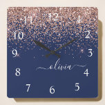 Navy Blue Rose Gold Blush Pink Glitzer Monogram<br><div class="desc">Rose Gold - Blush Pink und Navy Blue Sparkle Glitzer Script Monogram Name Clock. Das macht den perfekten 16 Geburtstag,  Hochzeit,  Brautparty,  Jubiläum,  Babydusche oder Junggeselinnen-Abschied Geschenk für jemanden,  der Lieben glamourösen Luxus und schicke Stile.</div>