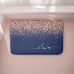 Navy Blue Rose Gold Blush Pink Glitzer Monogram Badematte<br><div class="desc">Navy Blue und Rose Gold - Rosa Rosa Imitate Sparkle Glitzer Script Monogram Name Bath Mats. Das macht den perfekten Abschluss,  Geburtstag,  Hochzeit,  Brautdusche,  Jubiläumsdusche,  Babydusche oder Bachelorette-Party-Geschenk für jemanden,  der Glamour-Luxus und schicke Stile liebt.</div>