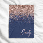 Navy Blue Rose Gold Blush Pink Glitzer Monogram Fleecedecke<br><div class="desc">Navy Blue und Rose Gold - Blush Pink Sparkle Glitzer Script Monogram Name und Initial Fleece Blanket. Das macht den perfekten 16 Geburtstag,  Hochzeit,  Brautparty,  Jubiläum,  Babydusche oder Junggeselinnen-Abschied Geschenk für jemanden,  der Lieben glamourösen Luxus und schicke Stile.</div>