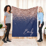 Navy Blue Rose Gold Blush Pink Glitzer Monogram Fleecedecke<br><div class="desc">Navy Blue und Rose Gold - Blush Pink Sparkle Glitzer Script Monogram Name und Initial Fleece Blanket. Das macht den perfekten 16 Geburtstag,  Hochzeit,  Brautparty,  Jubiläum,  Babydusche oder Junggeselinnen-Abschied Geschenk für jemanden,  der Lieben glamourösen Luxus und schicke Stile.</div>