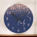 Navy Blue Rose Gold Blush Pink Glitzer Monogram Große Wanduhr<br><div class="desc">Navy Blue und Rose Gold Blush Pink Sparkle Glitzer Pinsel Script Monogram Name Clock. Das macht den perfekten 16 Geburtstag,  Hochzeit,  Brautparty,  Jubiläum,  Babydusche oder Junggeselinnen-Abschied Geschenk für jemanden,  der Lieben glamourösen Luxus und schicke Stile.</div>