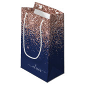 Navy Blue Rose Gold Blush Pink Glitzer Monogram Kleine Geschenktüte (Vorderseite Schrägansicht)